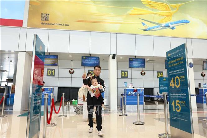 Hành khách làm thủ tục tại cảng hàng không Điện Biên. Ảnh: Quốc Khánh - TTXVN