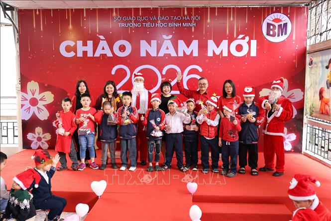 Tặng quà Noel cho các em học sinh của nhà trường. Ảnh: Thanh Tùng - TTXVN