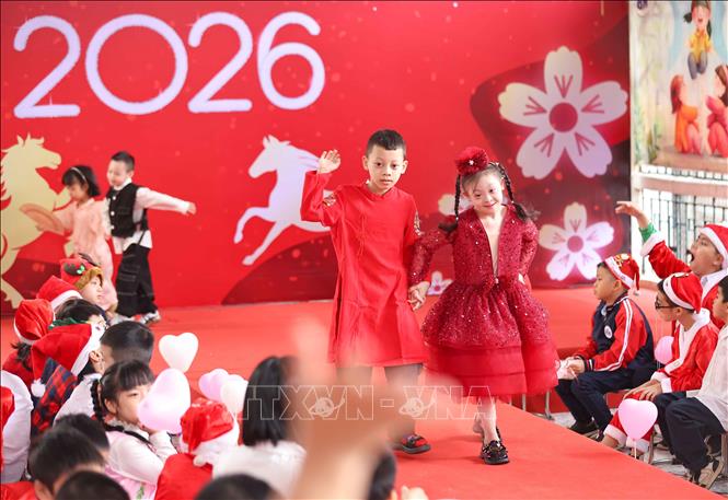 Màn trình diễn thời trang rực sỡ sắc màu và đầy ấn tượng do chính các em học sinh nhà trường thể hiện. Ảnh: Thanh Tùng - TTXVN