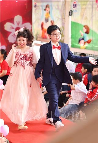 Màn trình diễn thời trang rực sỡ sắc màu và đầy ấn tượng do chính các em học sinh nhà trường thể hiện. Ảnh: Thanh Tùng - TTXVN