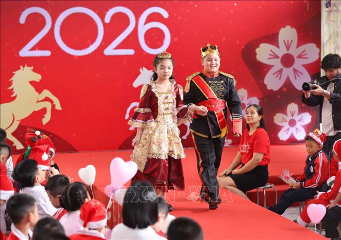 Màn trình diễn thời trang rực sỡ sắc màu và đầy ấn tượng do chính các em học sinh nhà trường thể hiện. Ảnh: Thanh Tùng - TTXVN