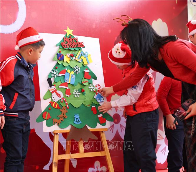 Thầy cô và học sinh cùng vui Noel và chào đón Năm mới 2026 với thật nhiều niềm vui và sức khỏe. Ảnh: Thanh Tùng - TTXVN