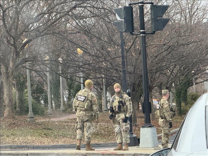 Lực lượng Vệ binh Quốc gia tại chốt kiểm soát an ninh đầu cầu Key nối giữa thủ đô Washington D.C và bang Virginia.   Ảnh: Đoàn Hùng - PV TTXVN tại Mỹ