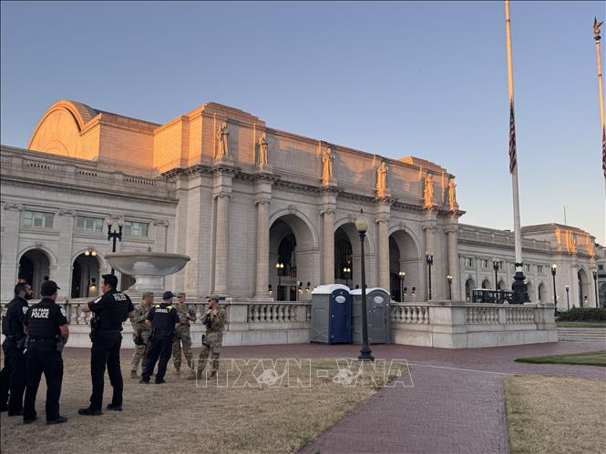 Lính Vệ binh Quốc gia và cảnh sát làm nhiệm vụ trước Nhà ga Union Station ở trung tâm thủ đô Washington D.C trong bối cảnh chính quyền thắt chặt an ninh trước thềm Giáng sinh và Năm mới. Ảnh: Đoàn Hùng - PV TTXVN tại Mỹ