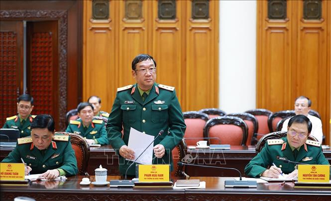 Thượng tướng Phạm Hoài Nam, Thứ trưởng Bộ quốc phòng báo cáo công tác nghiên cứu, sản xuất công nghiệp quốc phòng công nghệ cao năm 2025 và các nhiệm vụ trọng tâm năm 2026. Ảnh: Dương Giang-TTXVN