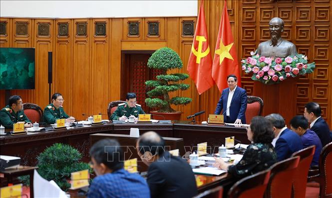 Thủ tướng Phạm Minh Chính làm việc với lãnh đạo Bộ Quốc phòng về phát triển công nghiệp quốc phòng. Ảnh: Dương Giang-TTXVN
