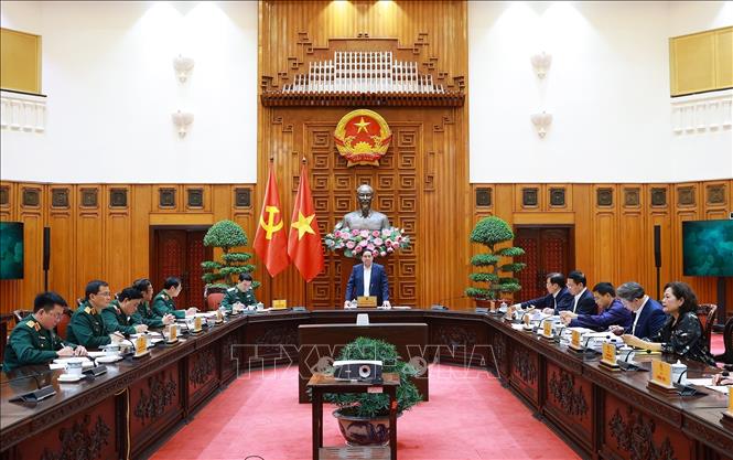 Thủ tướng Phạm Minh Chính làm việc với lãnh đạo Bộ Quốc phòng về phát triển công nghiệp quốc phòng. Ảnh: Dương Giang-TTXVN
