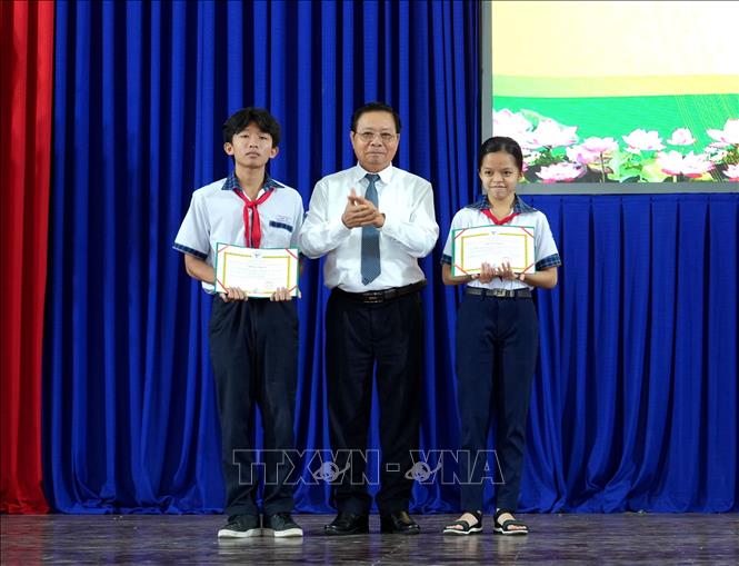 Trao giải cho nhóm tác giả đạt giải Đặc biệt của Cuộc thi Sáng tạo Thanh thiếu niên, nhi đồng tỉnh Vĩnh Long lần thứ 14. Ảnh: Lê Thúy Hằng – TTXVN