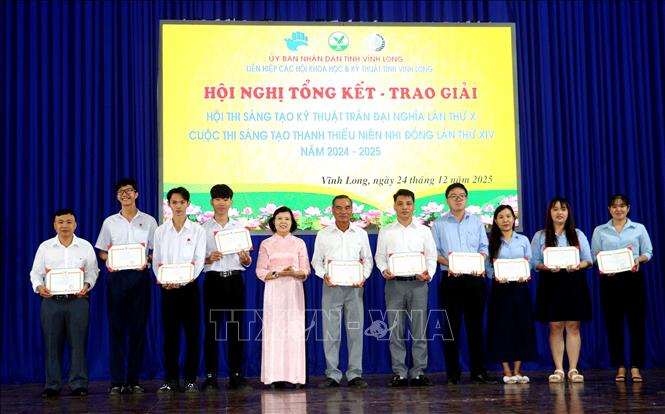 Trao giải cho các nhóm tác giả đạt giải Nhì Hội thi Sáng tạo kỹ thuật Trần Đại Nghĩa tỉnh Vĩnh Long lần thứ 10. Ảnh: Lê Thúy Hằng – TTXVN.