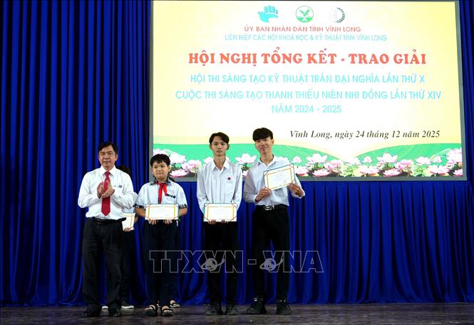 Trao giải cho tác giả, nhóm tác giả đạt giải Nhất Cuộc thi Sáng tạo Thanh thiếu niên, nhi đồng tỉnh Vĩnh Long lần thứ 14. Ảnh: Lê Thúy Hằng – TTXVN. 