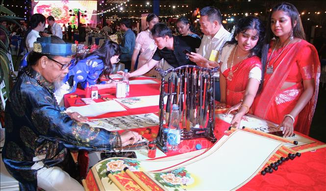 Khách quốc tế đến du lịch tại Cần Thơ. Ảnh: Nguyễn Hằng - TTXVN