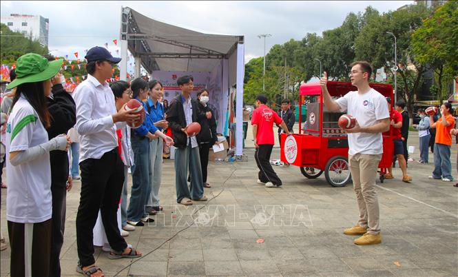 Khách nước ngoài du lịch tại Cần Thơ. Ảnh: Nguyễn Hằng - TTXVN