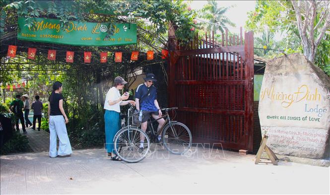 Khách nước ngoài du lịch tại Cần Thơ. Ảnh: Nguyễn Hằng - TTXVN