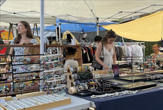 Khách hàng lựa chọn sản phẩm tại một khu chợ đồ cũ ở thủ đô Washington D.C. Ảnh: Đoàn Hùng - PV TTXVN tại Mỹ