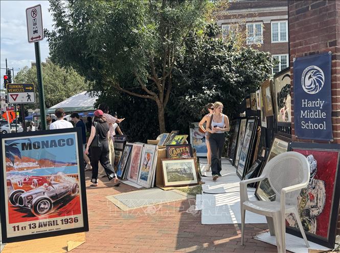 Tranh ảnh được bày bán trên vỉa hè ở thủ đô Washington D.C. Ảnh: Đoàn Hùng - PV TTXVN tại Mỹ
