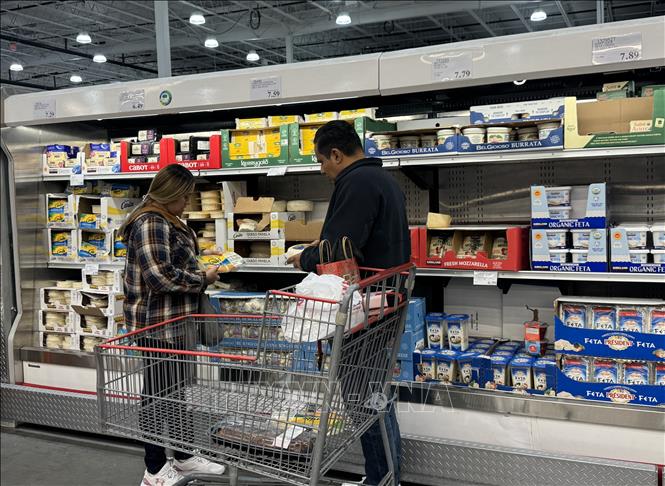 Khách hàng lựa chọn sản phẩm bơ sữa tại siêu thị Costco ở bang Maryland. Ảnh: Đoàn Hùng - PV TTXVN tại Mỹ
