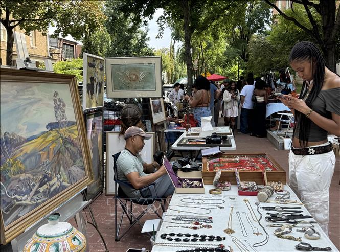 Khách hàng lựa chọn sản phẩm tại một khu chợ đồ cũ ở thủ đô Washington D.C. Ảnh: Đoàn Hùng - PV TTXVN tại Mỹ
