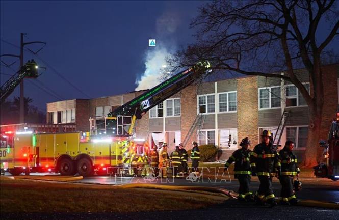 Lính cứu hỏa làm nhiệm vụ tại hiện trường vụ nổ ở Trung tâm Chăm sóc sức khỏe thuộc thị trấn Bristol, bang Pennsylvania, Mỹ ngày 23/12/2025. Ảnh: REUTERS/TTXVN