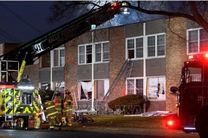 Lính cứu hỏa làm nhiệm vụ tại hiện trường vụ nổ ở Trung tâm Chăm sóc sức khỏe thuộc thị trấn Bristol, bang Pennsylvania, Mỹ ngày 23/12/2025. Ảnh: REUTERS/TTXVN