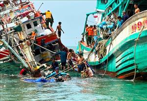 Cứu hộ tàu cá và 13 ngư dân va phải đá ngầm trên biển
