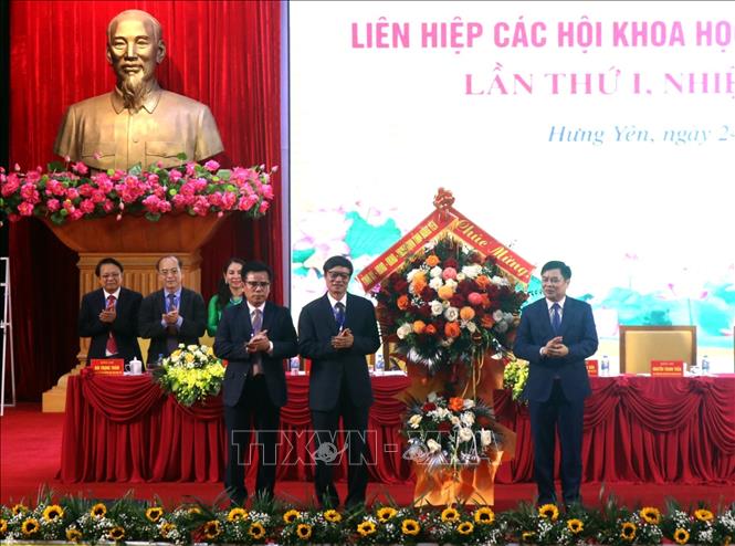 Phó Chủ tịch UBND tỉnh Hưng Yên Phạm Văn Nghiêm (phải) tặng hoa chúc mừng Đại hội. Ảnh: Đinh Văn Nhiều-TTXVN