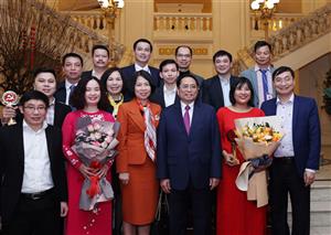 Đại hội thi đua yêu nước: Hai phóng viên Thông tấn với 'thép trong bút, lửa trong tim'