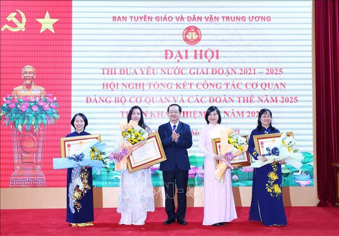 Các cá nhân có thành tích xuất sắc nhận Huân chương Lao động Hạng Nhì. Ảnh: Phương Hoa - TTXVN