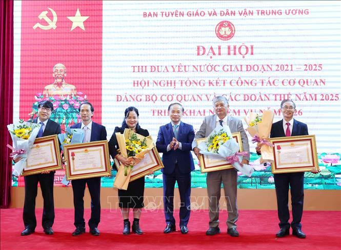 Các cá nhân có thành tích xuất sắc nhận Huân chương Lao động hạng Nhì. Ảnh: Phương Hoa - TTXVN
