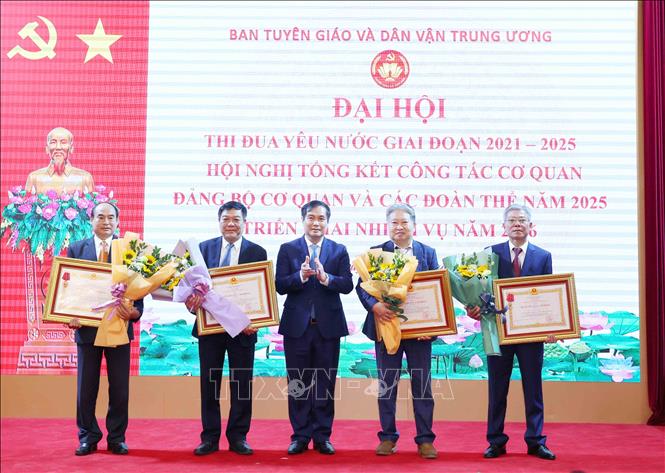 Các cá nhân có thành tích xuất sắc nhận Huân chương Lao động hạng Ba. Ảnh: Phương Hoa - TTXVN