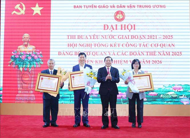 Đồng chí Lại Xuân Môn, Uỷ viên Trung ương Đảng, Phó Trưởng Ban Thường trực Ban Tuyên giáo và Dân vận Trung ương trao Huân chương Lao động hạng Nhất cho các cá nhân Ảnh: Phương Hoa - TTXVN