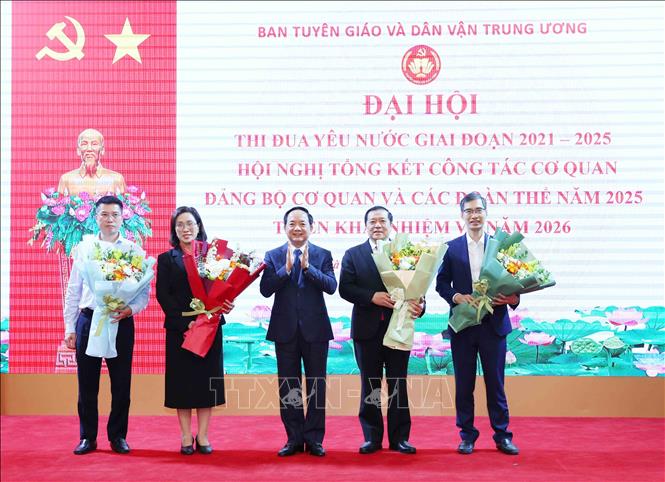 Đồng chí Trịnh Văn Quyết, Bí thư Trung ương Đảng, Trưởng Ban Tuyên giáo và Dân vận Trung ương tặng hoa chúc mừng các cá nhân điển hình tiên tiên của Ban. Ảnh: TTXVN
