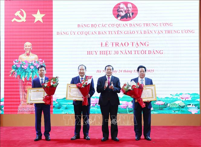 Đồng chí Lại Xuân Môn, Uỷ viên Trung ương Đảng, Phó Trưởng Ban Thường trực Ban Tuyên giáo và Dân vận Trung ương trao Huy hiệu 30 năm tuổi Đảng cho các cá nhân Ảnh: Phương Hoa - TTXVN