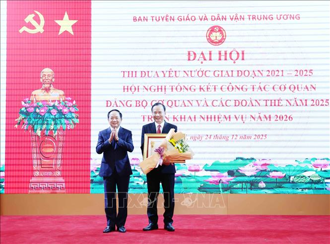 Đồng chí Trịnh Văn Quyết, Bí thư Trung ương Đảng, Trưởng Ban Tuyên giáo và Dân vận Trung ương trao Huân chương Độc lập cho đồng chí Nguyễn Lam, nguyên Phó Trưởng Ban Tuyên giáo và Dân vận Trung ương. Ảnh: TTXVN
