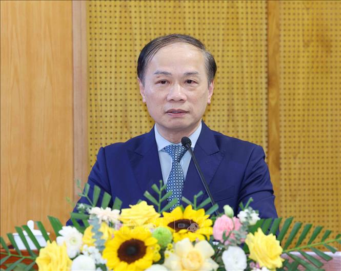 Đồng chí Phạm Tất Thắng, Uỷ viên Trung ương Đảng, Phó Trưởng Ban Tuyên giáo và Dân vận Trung ương trình bày báo cáo tại hội nghị. Ảnh: Phương Hoa - TTXVN