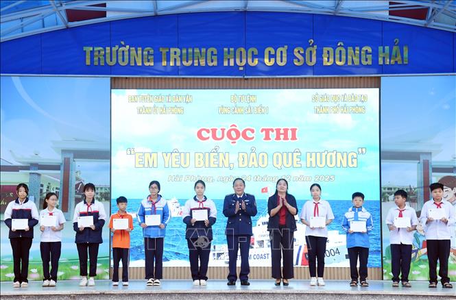 Bộ Tư lệnh Vùng Cảnh sát biển 1 trao tặng quà cho các em học sinh có hoàn cảnh khó khăn. Ảnh: Tiến Vĩnh –TTXVN