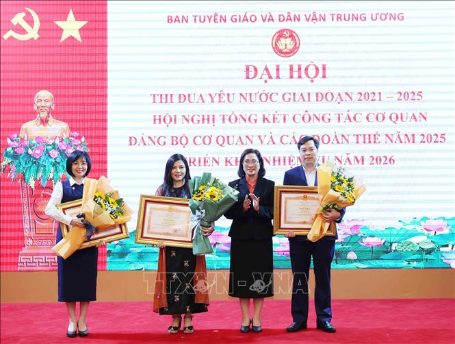 Tập thể có thành tích xuất sắc nhận Bằng khen của Thủ tướng Chính phủ. Ảnh: Phương Hoa - TTXVN