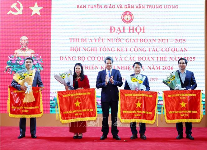 Các tập thể có thành tích xuất sắc nhận Cờ thi đua của Ban Tuyên giáo và Dân vận Trung ương. Ảnh: Phương Hoa - TTXVN