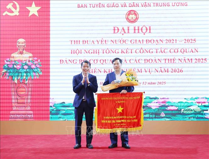 Vụ Tuyên truyền Ban Tuyên giáo và Dân vận Trung ương nhận Cờ thi đua của Chính phủ. Ảnh: Phương Hoa - TTXVN