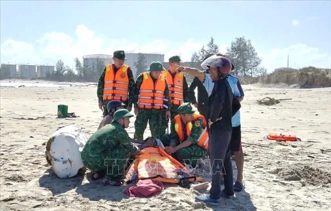Cán bộ quân y Đồn Biên phòng Cửa khẩu Cảng Cửa Việt (Bộ đội Biên phòng tỉnh Quảng Trị) hỗ trợ y tế, sơ cứu ban đầu cho ngư dân gặp nạn khi hành nghề trên biển. Ảnh: TTXVN phát
