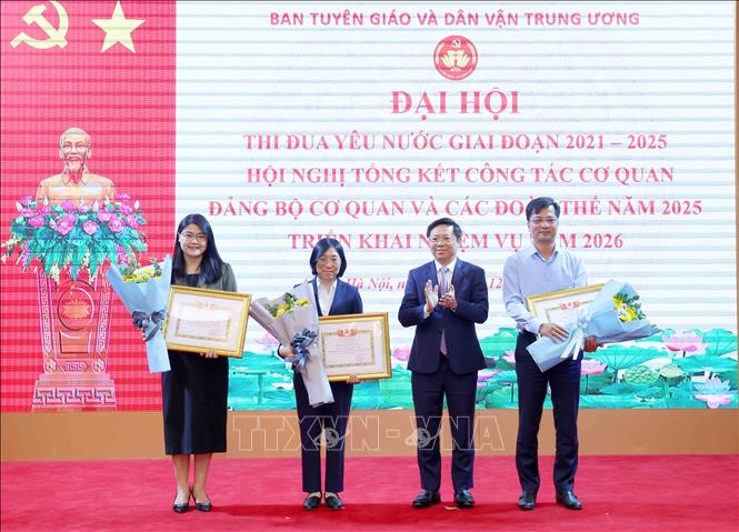 Các tập thể có thành tích xuất sắc nhận Bằng khen của Ban Tuyên giáo và Dân vận Trung ương. Ảnh: Phương Hoa - TTXVN