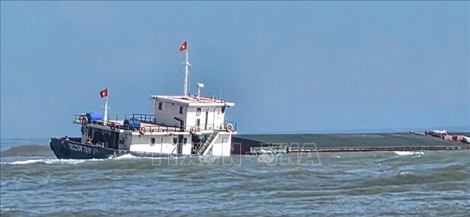 Tàu hàng bất ngờ bị mắc cạn khi đang trên hành trình từ Ninh Bình vào Cảng Cửa Việt. Ảnh: TTXVN phát