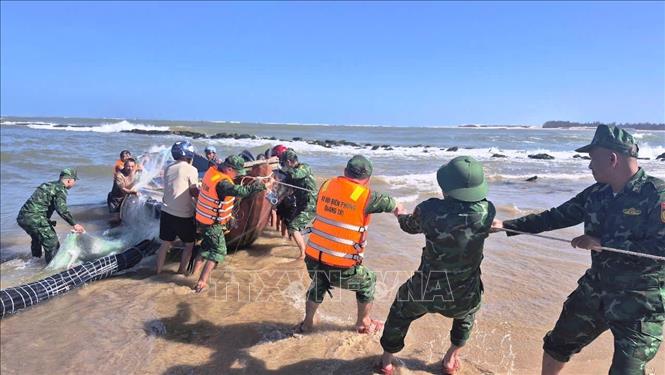 Tàu cá gặp nạn được lực lượng chức năng và người dân địa phương hỗ trợ cứu kéo vào bờ để khắc phục, sửa chữa. Ảnh: TTXVN phát