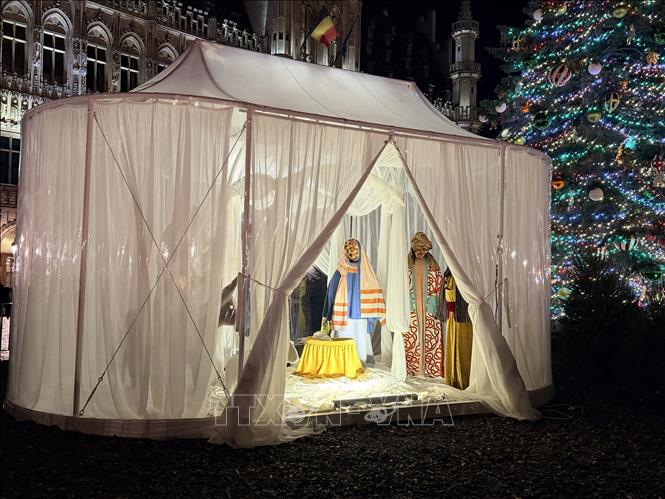 Năm nay, máng cỏ Giáng sinh và các nhân vật, được làm từ vải tái chế. Ảnh: Hương Giang - PV TTXVN tại Bỉ