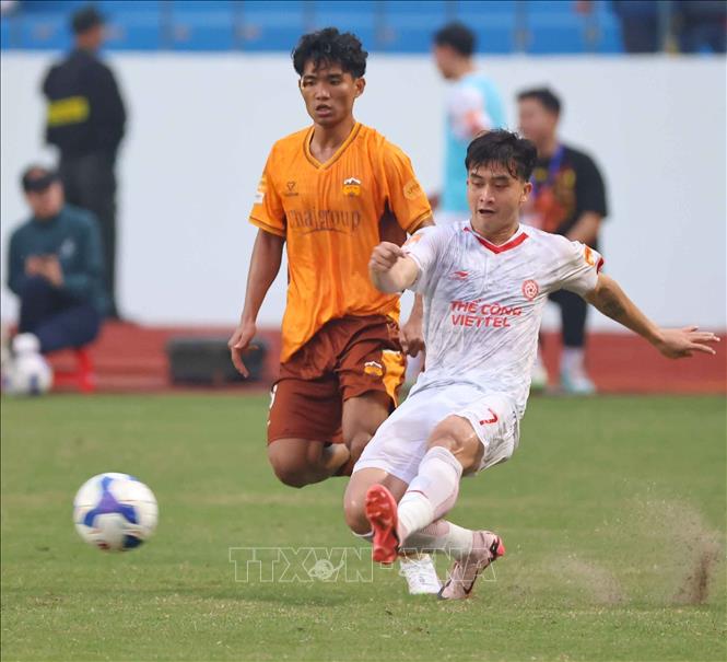 Pha tranh bóng của cầu thủ hai đội. Ảnh: Thanh Tùng - TTXVN 