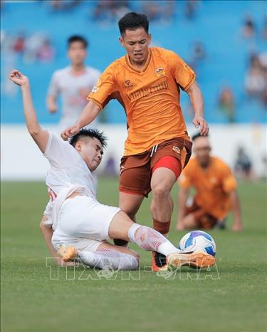 Pha tranh cướp bóng giữa cầu thủ hai đội. Ảnh: Minh Quyết - TTXVN