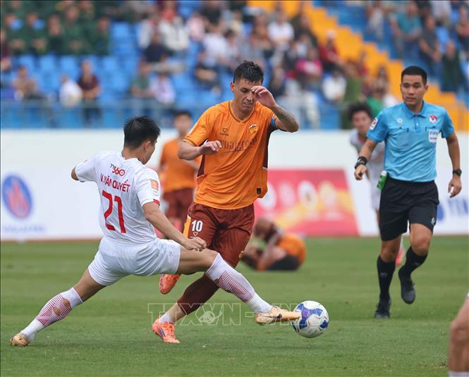 Pha tranh chấp bóng gay cấn giữa cầu thủ hai đội. Ảnh: Thanh Tùng - TTXVN