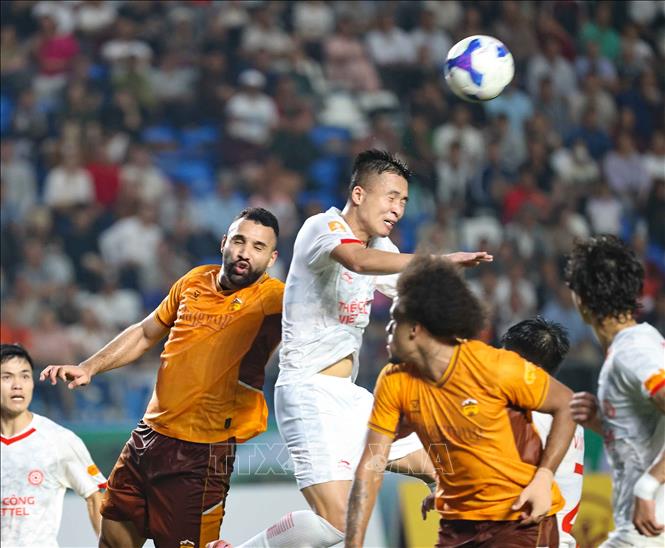 Pha tranh chấp bóng trên không giữa cầu thủ hai đội. Ảnh: Thanh Tùng - TTXVN