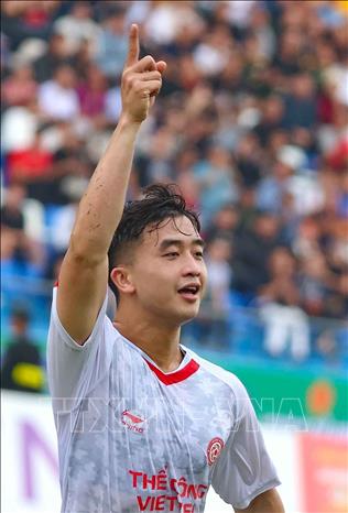 Cầu thủ Danh Trung ghi bàn mở tỉ số 1-0 cho CLB Thể công Viettel. Ảnh: Thanh Tùng - TTXVN