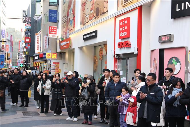 Người dân xem biểu diễn ở phố đi bộ. Ảnh Khánh Vân - TTXVN tại Hàn Quốc
