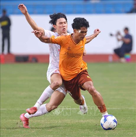 Pha tranh chấp bóng gay cấn giữa cầu thủ hai đội. Ảnh: Thanh Tùng - TTXVN